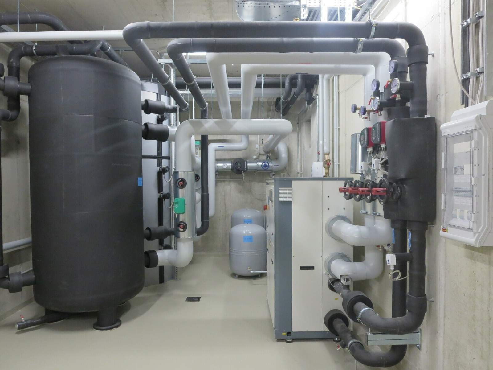 Produktionsstätte LCP, dualer Kaltwassersatz zur gleichzeitigen Wärme- u. Kältenutzung (rechts) 2x 3m³ Heizungs- u. Kälte Pufferspeicher (links), Bild: Tom Lattermann