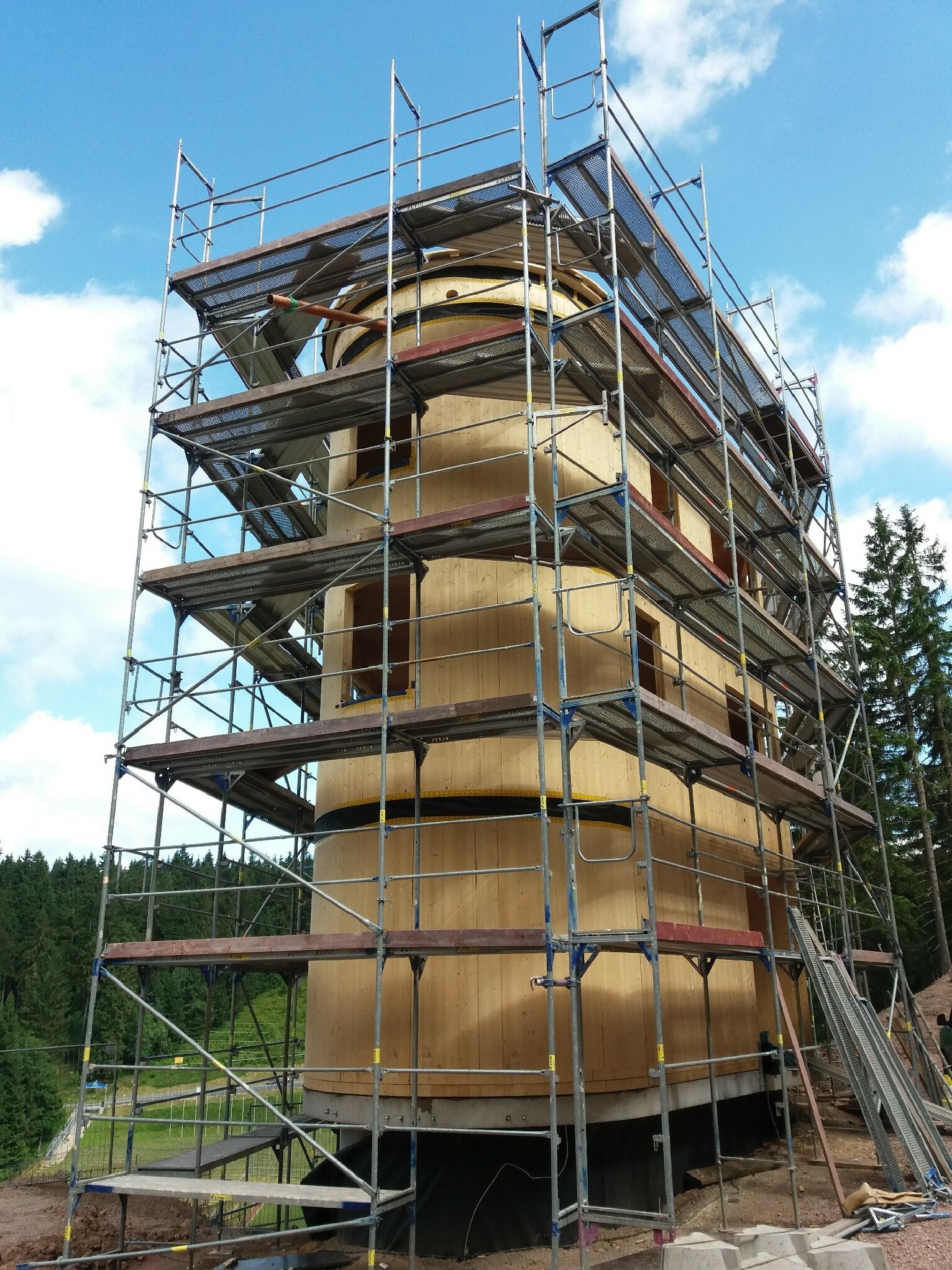 Trainer- und Sprungrichterturm, nach Fertigstellung der Montage, Bild: Nico Heubach