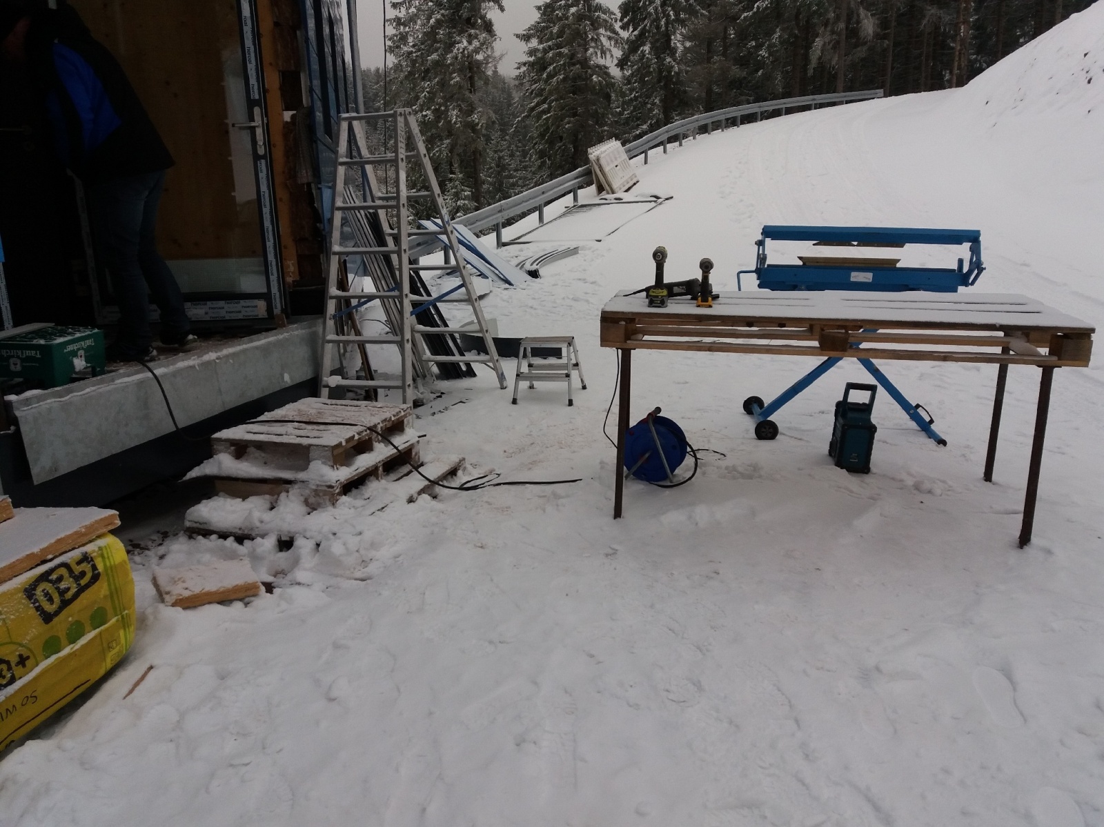 Trainer- und Sprungrichterturm, wenig überraschende winterliche Arbeitsbedingungen, Bild: Nico Heubach