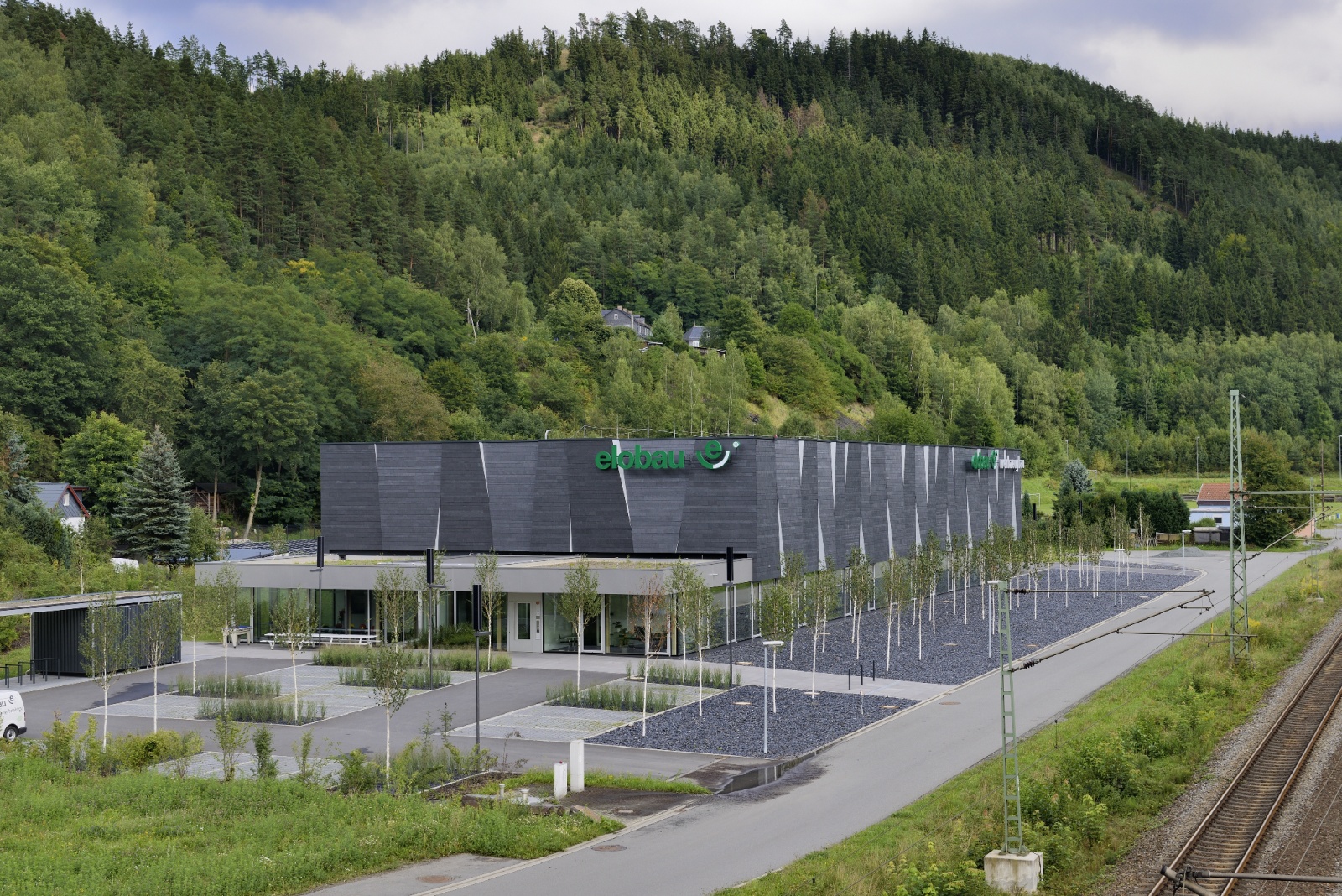 Betriebsgebäude in Probstzella, Fernwirkung, Blick des Vorbeifahrenden, Bild: Fotodesign Peters, Amerang