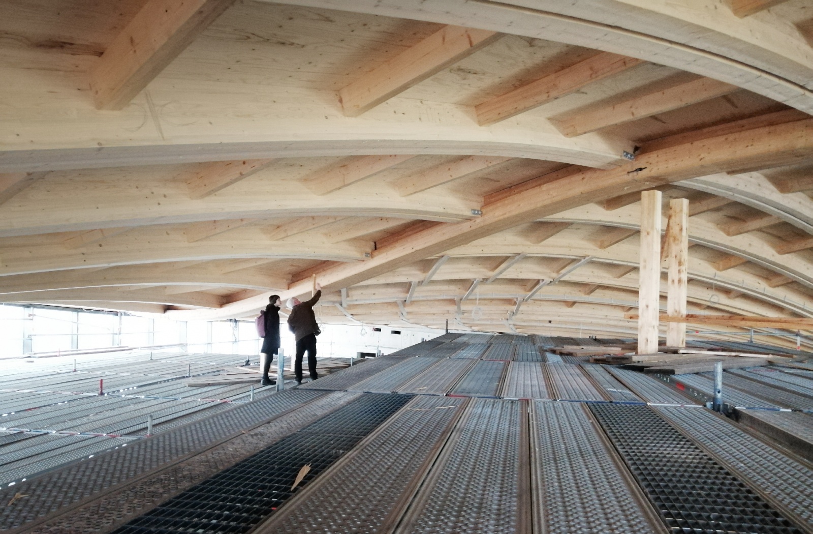 Neubau Schwimmhalle Ilmenau, Dachkonstruktion von innen, Bild: Silvia Brandt