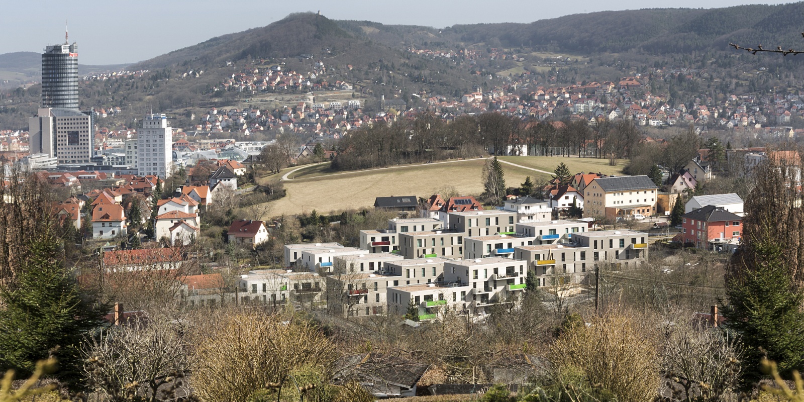 Friedensberg-Terrassen Jena, Blick über die Friedensberg-Terrassen zum Jentower, Bild: Ali Moshiri
