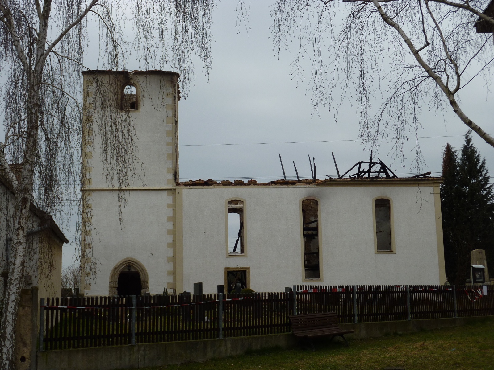 Wiederaufbau Kirche Tellschütz, ausgebrannte Kirche, Bild: Dr. Hans-Reinhard Hunger, Weimar