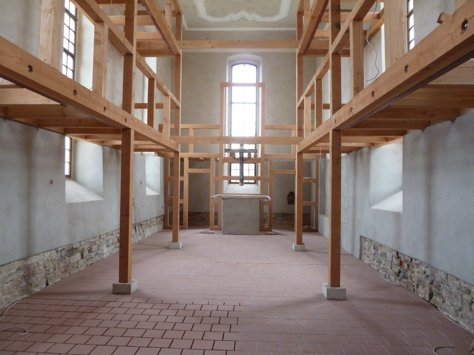 Wiederaufbau Kirche Tellschütz, Kirchenschiff Holzkonstruktion Emporen, Bild: Dr. Hans-Reinhard Hunger, Weimar