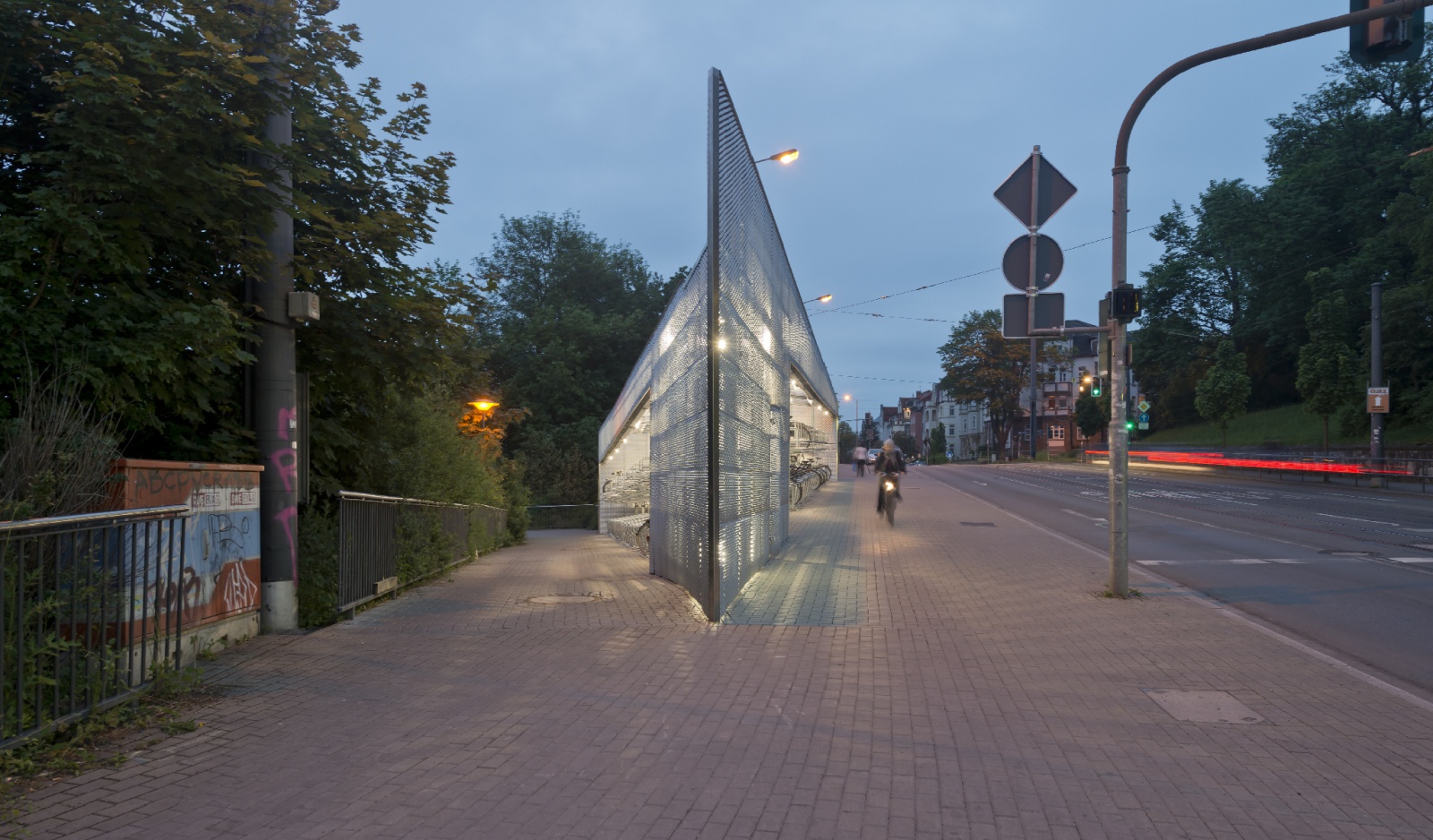 Radhaus - Fahrradstation Erfurt, beleuchtete Spitze von Westen, Bild: Michael Miltzow