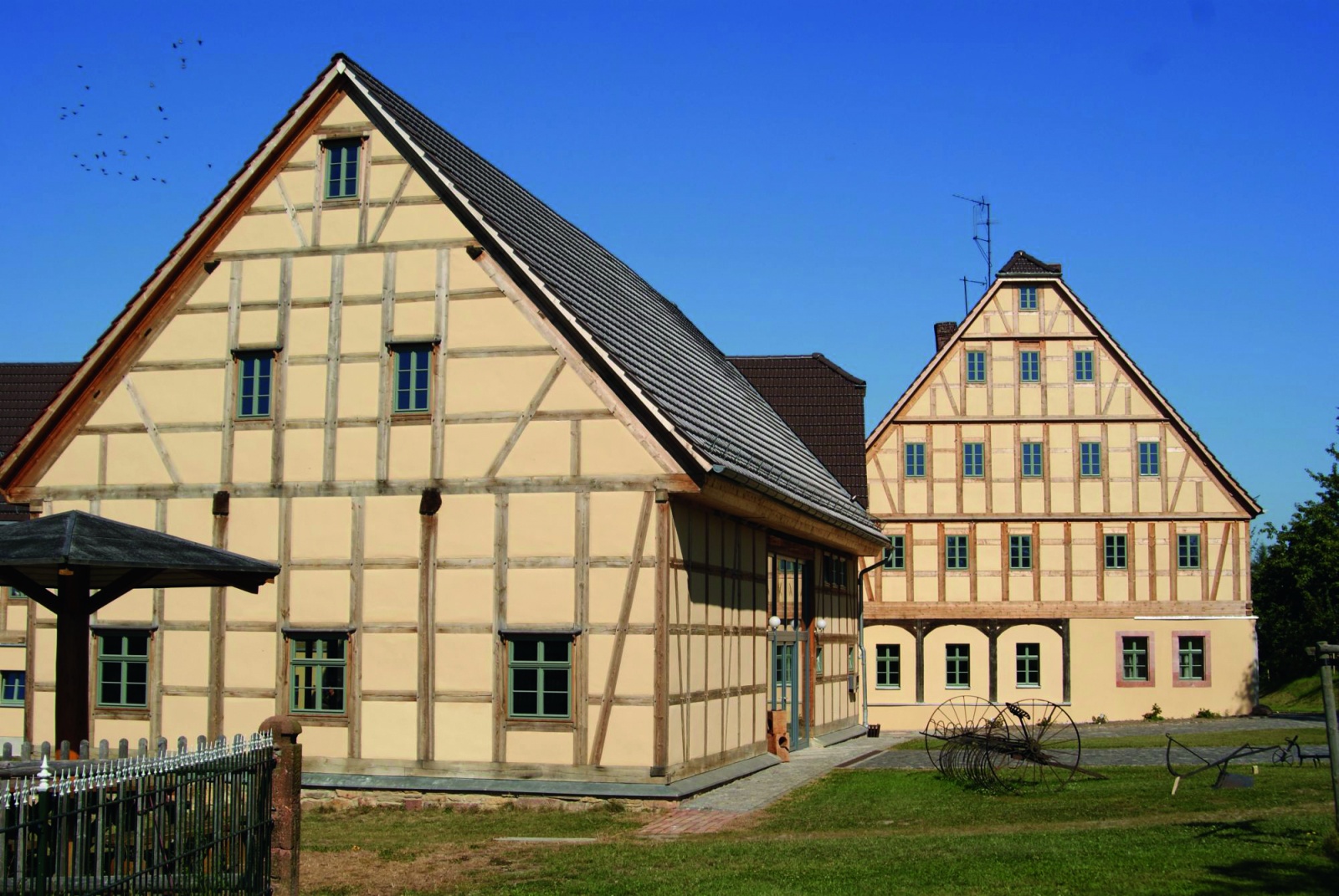 Kulturgut  „Quellenhof“ in Garbisdorf, Ansicht Haferscheue und Wohnhausgiebel