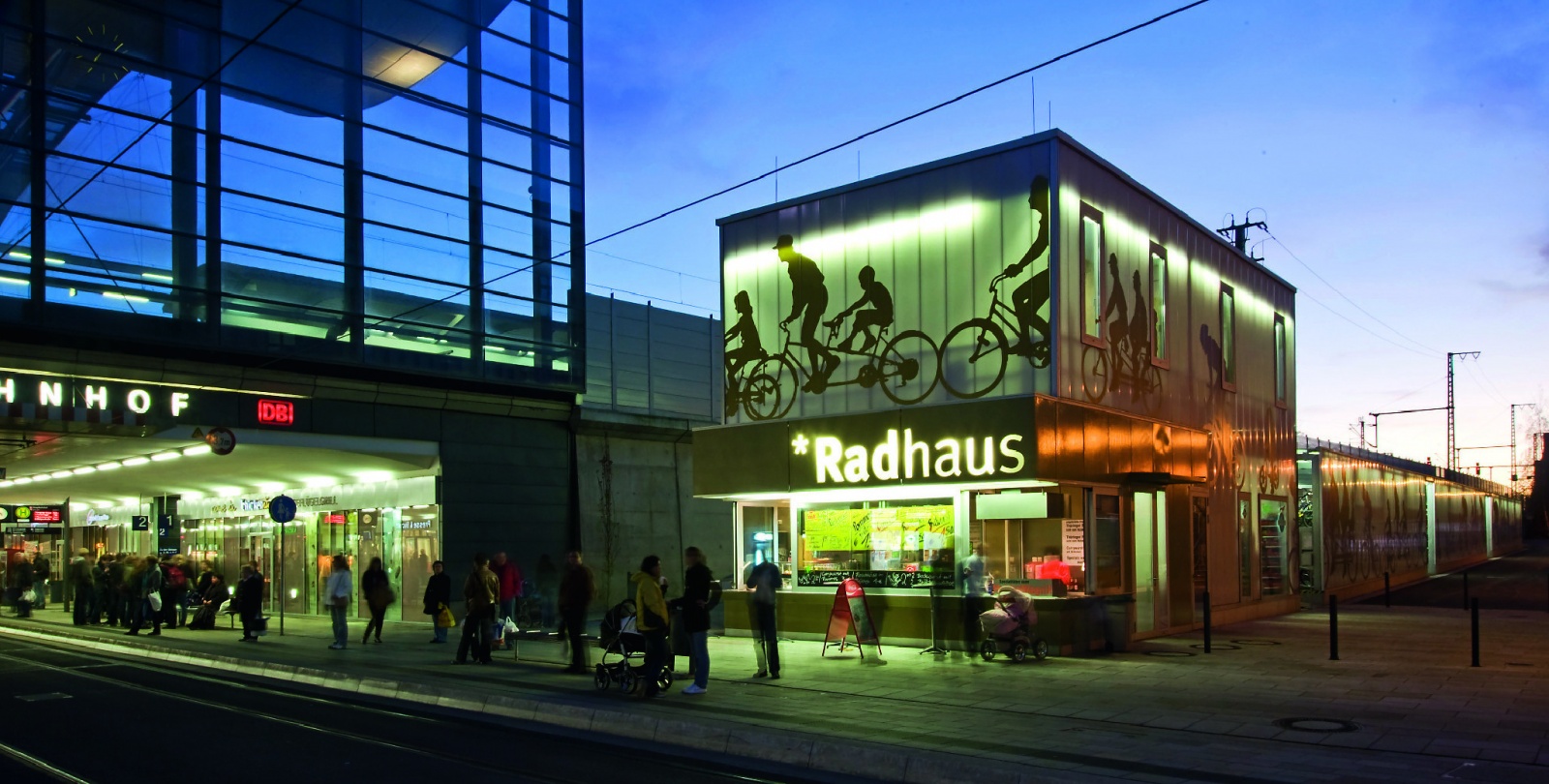 Radhaus Erfurt, als Platz und Funktionsmöbel mit Büro, Imbiss, Parkhaus und Werkstatt, Figure: Michael Miltzow,  Bildwerk Weimar